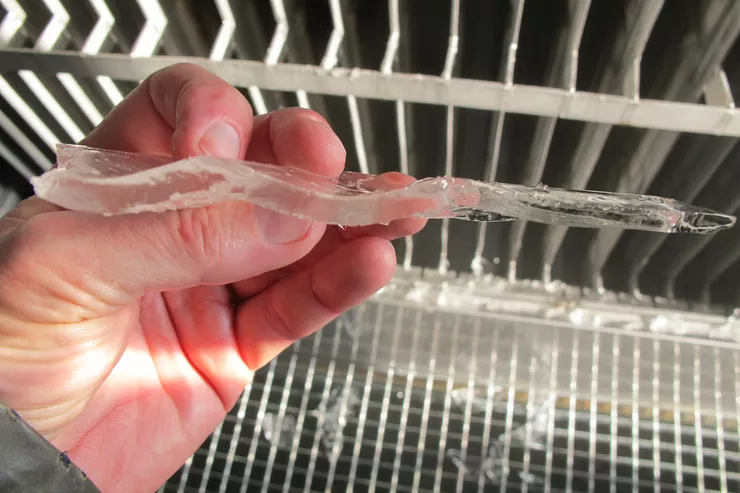 Spaanderijs met een ijsdikte van 6-8 mm en een temperatuur van -0,5°C Spaanderijs met een ijsdikte van 6-8 mm en een temperatuur van -0,5°C