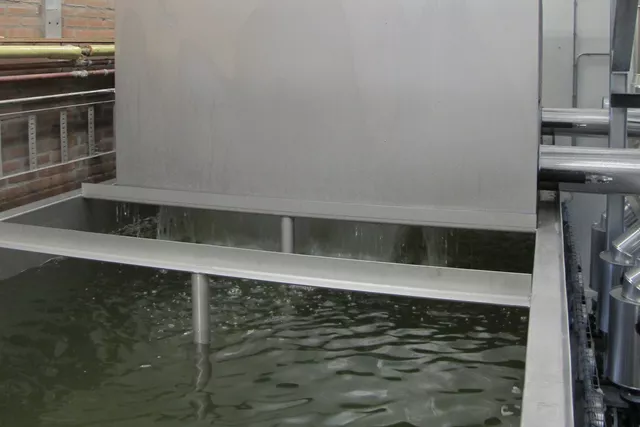This image shows a split tank located under the falling-film chiller. This image shows a split tank located under the falling-film chiller.