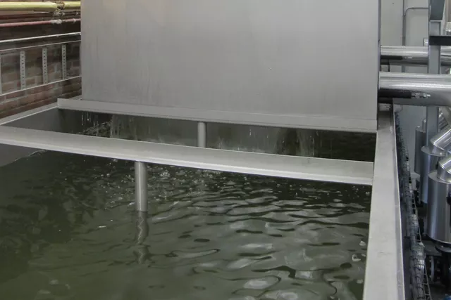 This image shows a split tank located under the falling-film chiller. This image shows a split tank located under the falling-film chiller.