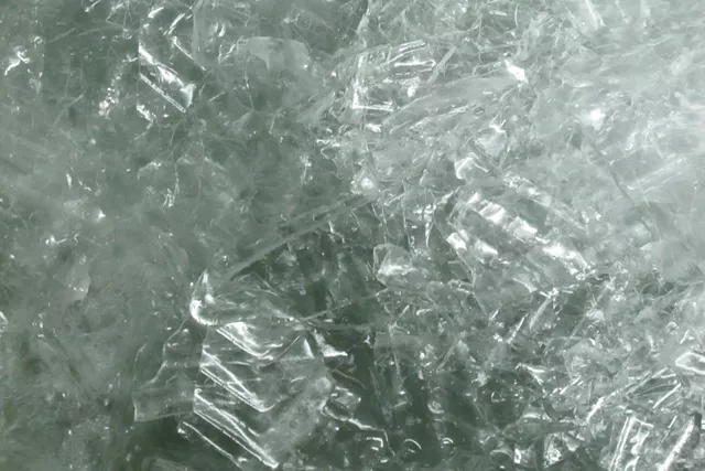 This image shows chip ice combined with ice water for cooling. This image shows chip ice combined with ice water for cooling.