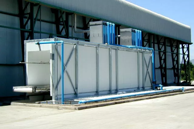 This image shows the hydrocooling process in food preservation. This image shows the hydrocooling process in food preservation.