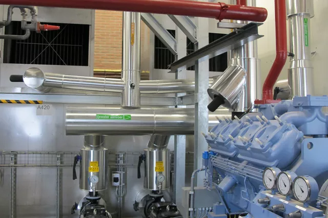 This image shows a falling-film chiller system including the compressor unit. This image shows a falling-film chiller system including the compressor unit.