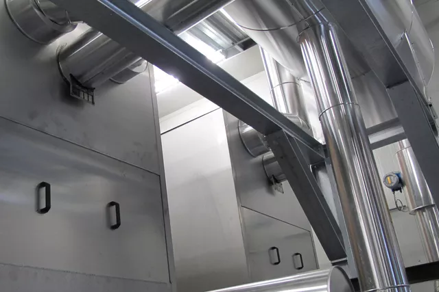 This image shows the water connection to the top water distribution tray. This image shows the water connection to the top water distribution tray.