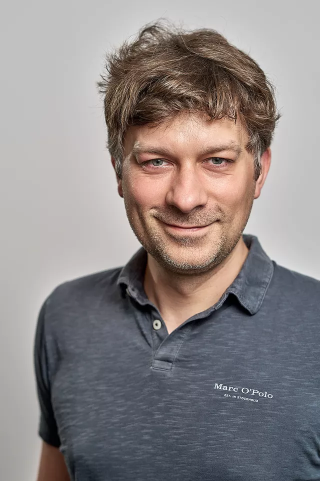 Esta imagen muestra un retrato de Ilya. Esta imagen muestra un retrato de Ilya.