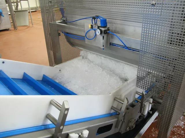 Automatic ice storage system The image shows an automatic ice storage system designed for efficient and hands-free operation.