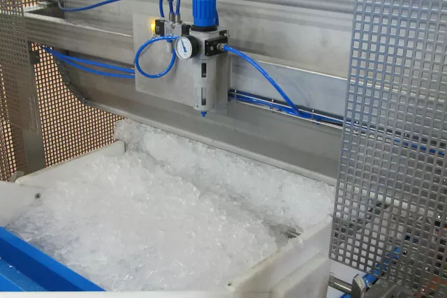 This image shows automated ice extraction from an ice machine. This image shows automated ice extraction from an ice machine.