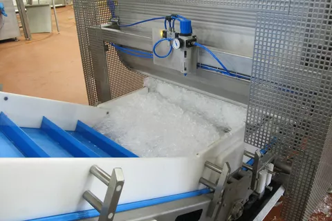 Geautomatiseerde ijsextractie uit ijsmachine Deze afbeelding toont de geautomatiseerde extractie van ijs uit een ijsmachine.