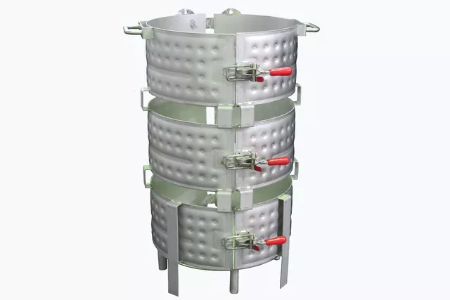Plaques demi-cylindriques avec colliers de serrage pour une utilisation flexible sur des réservoirs normalisés Plaques demi-cylindriques avec colliers de serrage pour une utilisation flexible sur des réservoirs normalisés