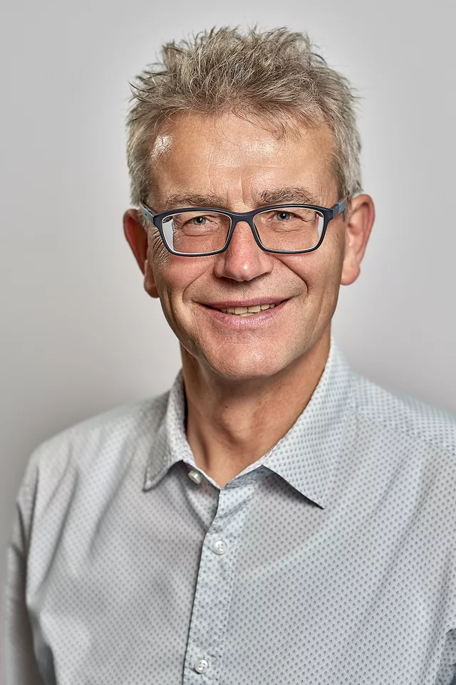Esta imagen muestra un retrato de Holger. Esta imagen muestra un retrato de Holger.